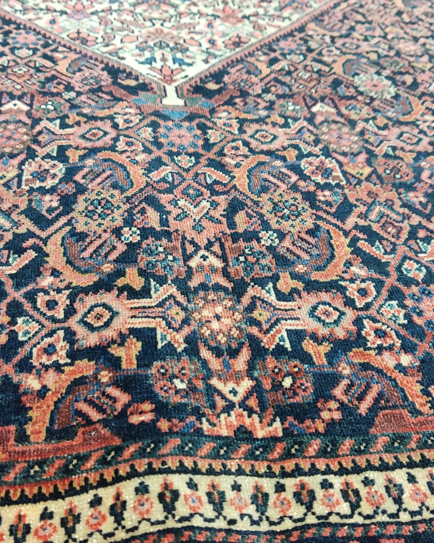 Tappeto Farahan antico persiano annodato a mano con grande medaglione geometrico centrale e raffinati motivi tradizionali, misura 192x134 cm