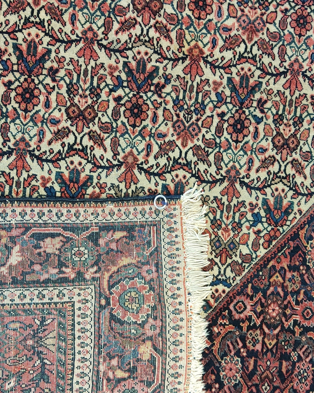 Tappeto Farahan antico persiano annodato a mano con grande medaglione geometrico centrale e raffinati motivi tradizionali, misura 192x134 cm