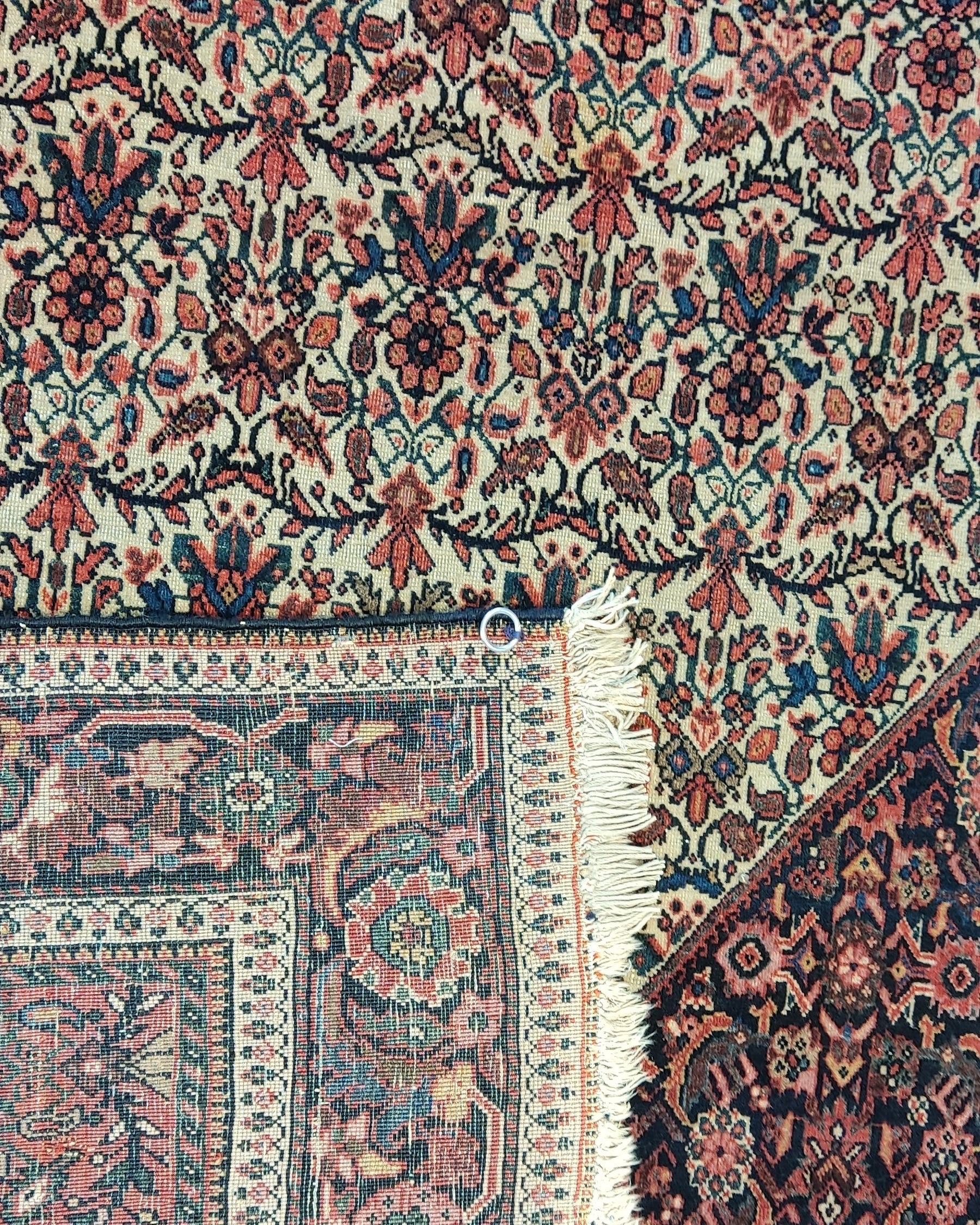 Tappeto Farahan antico persiano annodato a mano con grande medaglione geometrico centrale e raffinati motivi tradizionali, misura 192x134 cm