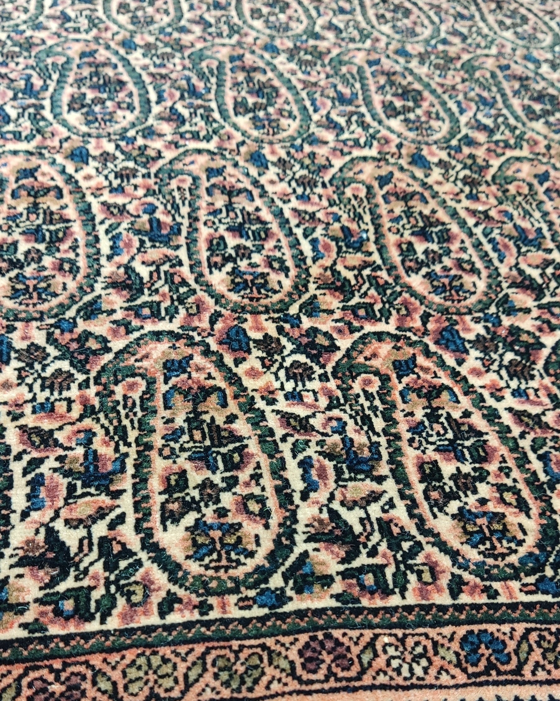 Tappeto Farahan persiano annodato a mano con eleganti motivi tradizionali e colori raffinati, misura 200x127 cm