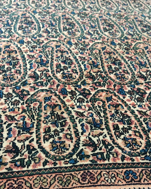 Tappeto Farahan persiano annodato a mano con eleganti motivi tradizionali e colori raffinati, misura 200x127 cm
