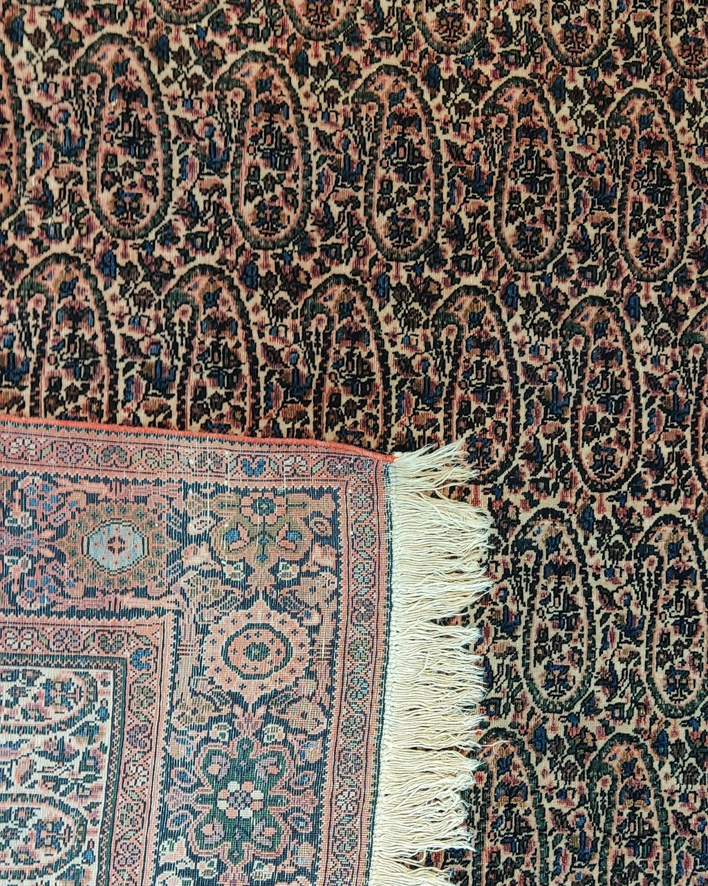 Tappeto Farahan persiano annodato a mano con eleganti motivi tradizionali e colori raffinati, misura 200x127 cm