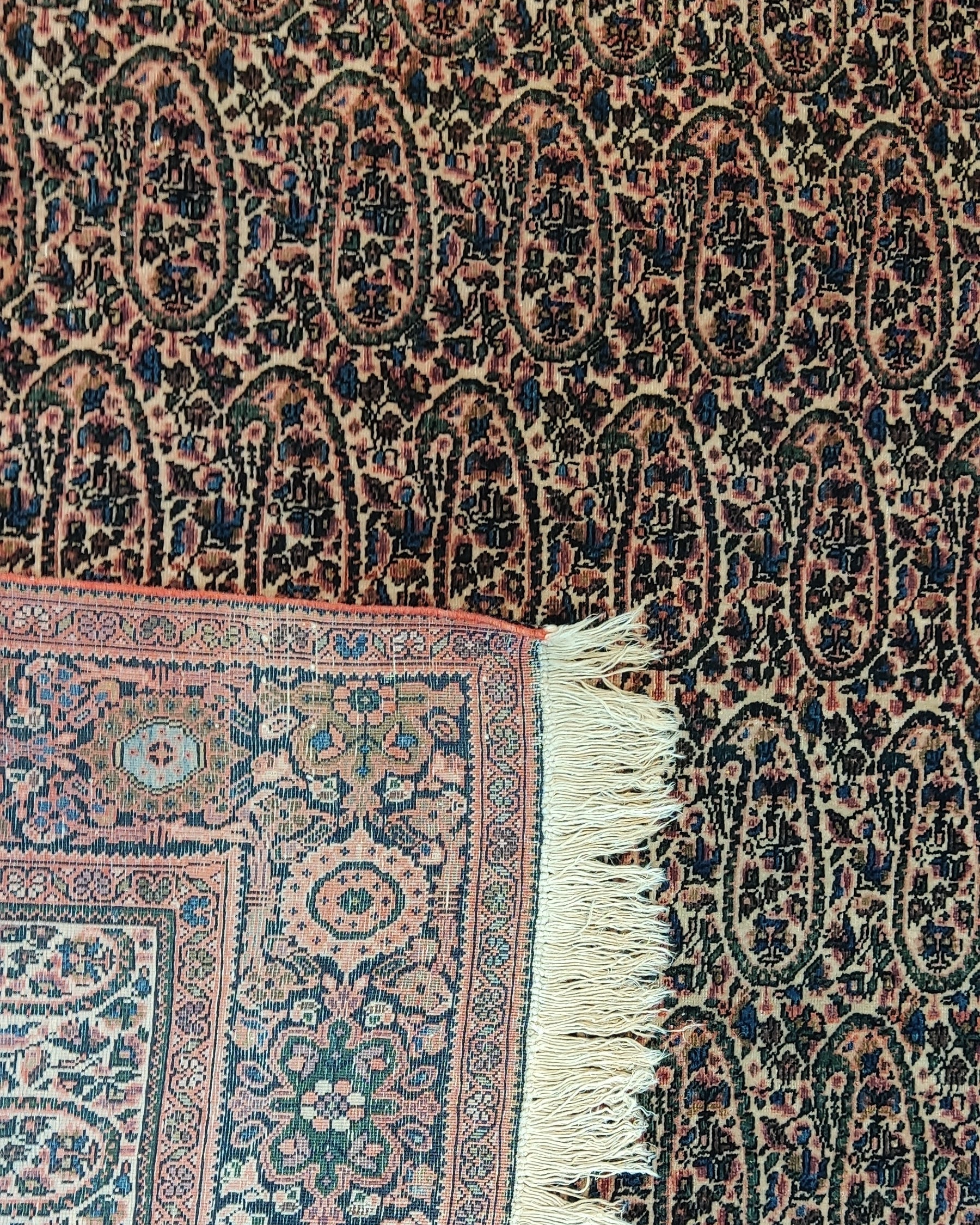 Tappeto Farahan persiano annodato a mano con eleganti motivi tradizionali e colori raffinati, misura 200x127 cm