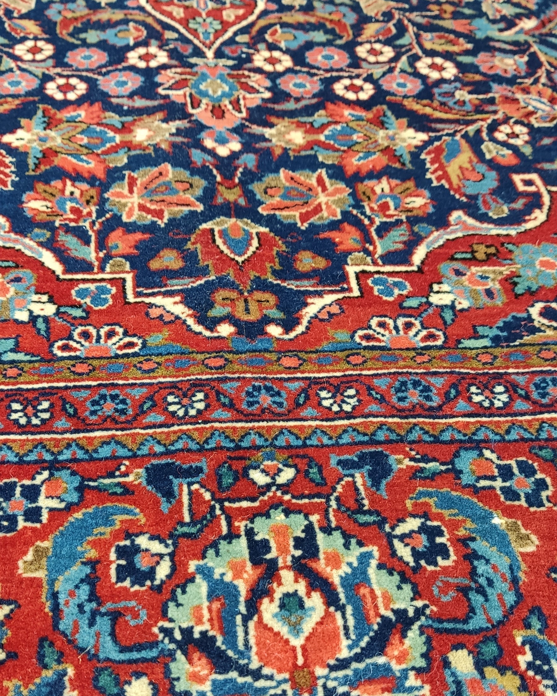 Tappeto Farahan persiano annodato a mano 200x127 cm con raffinati motivi tradizionali e colori classici.