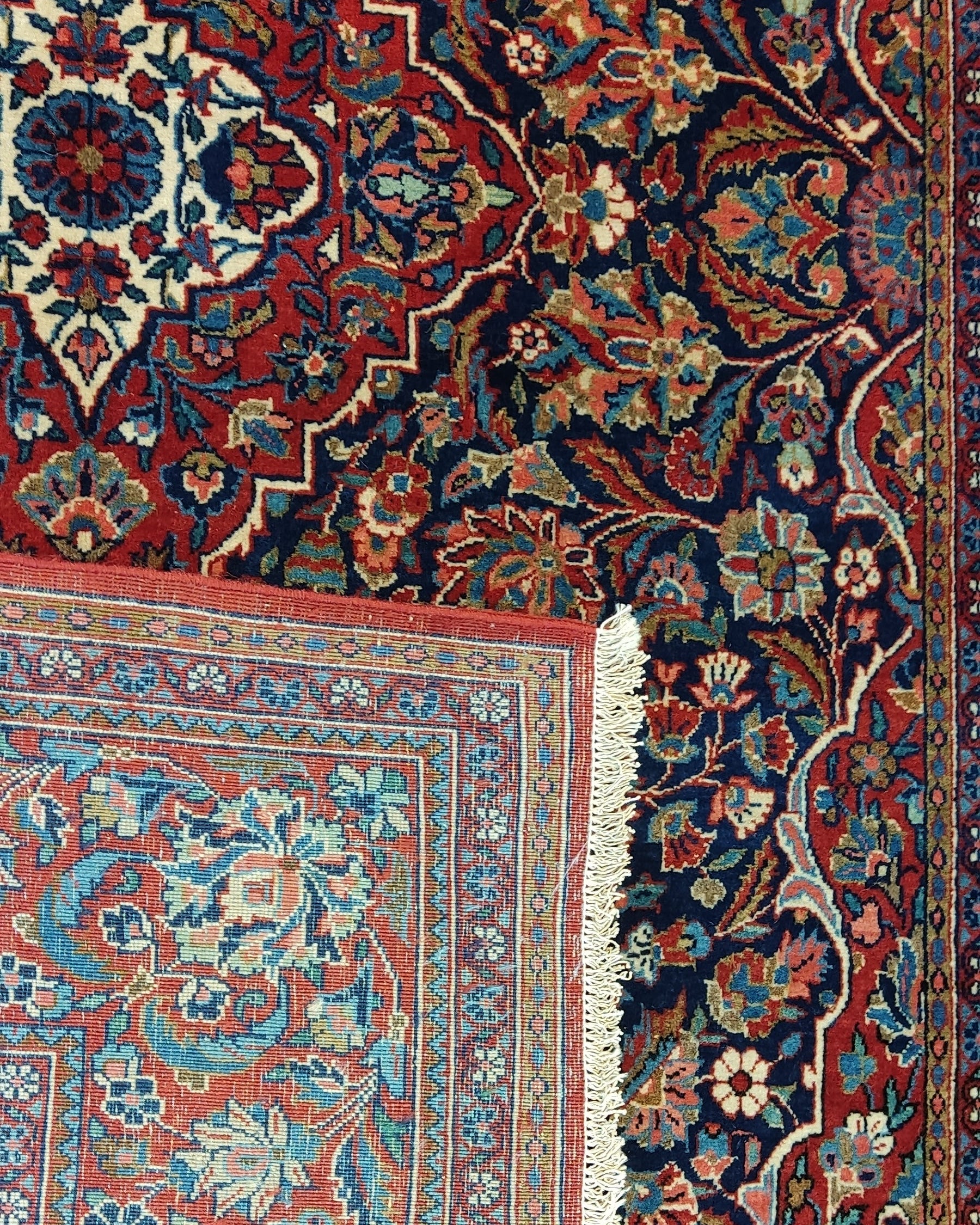 Tappeto Kashan antico persiano annodato a mano con medaglione centrale floreale e raffinati motivi tradizionali, misura 210x134 cm