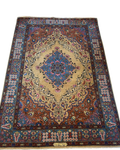 Tappeto Herivan usato 272x182 cm annodato a mano con fondo beige, medaglione centrale e motivi floreali