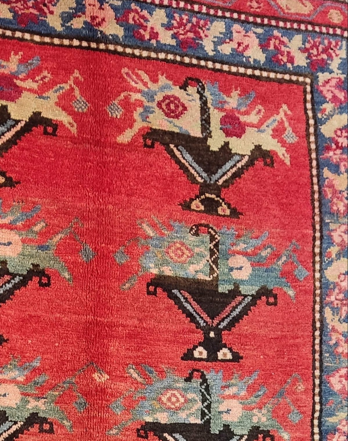 Tappeto Karabakh antico annodato a mano con motivi tribali caucasici su fondo rosso, misura 200x120 cm