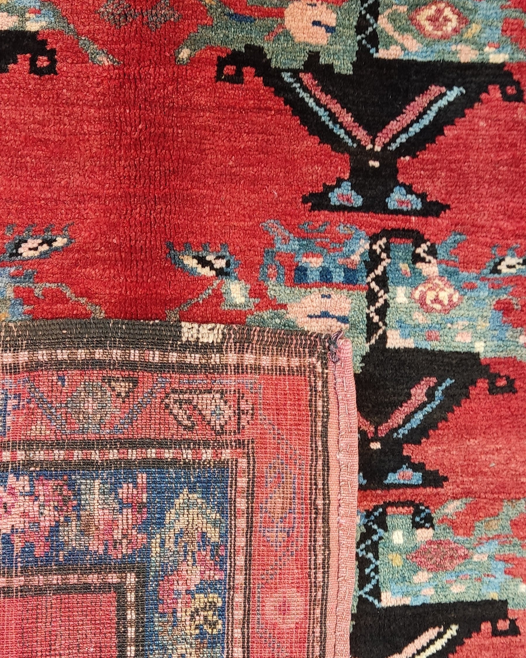 Tappeto Karabakh antico annodato a mano con motivi tribali caucasici su fondo rosso, misura 200x120 cm