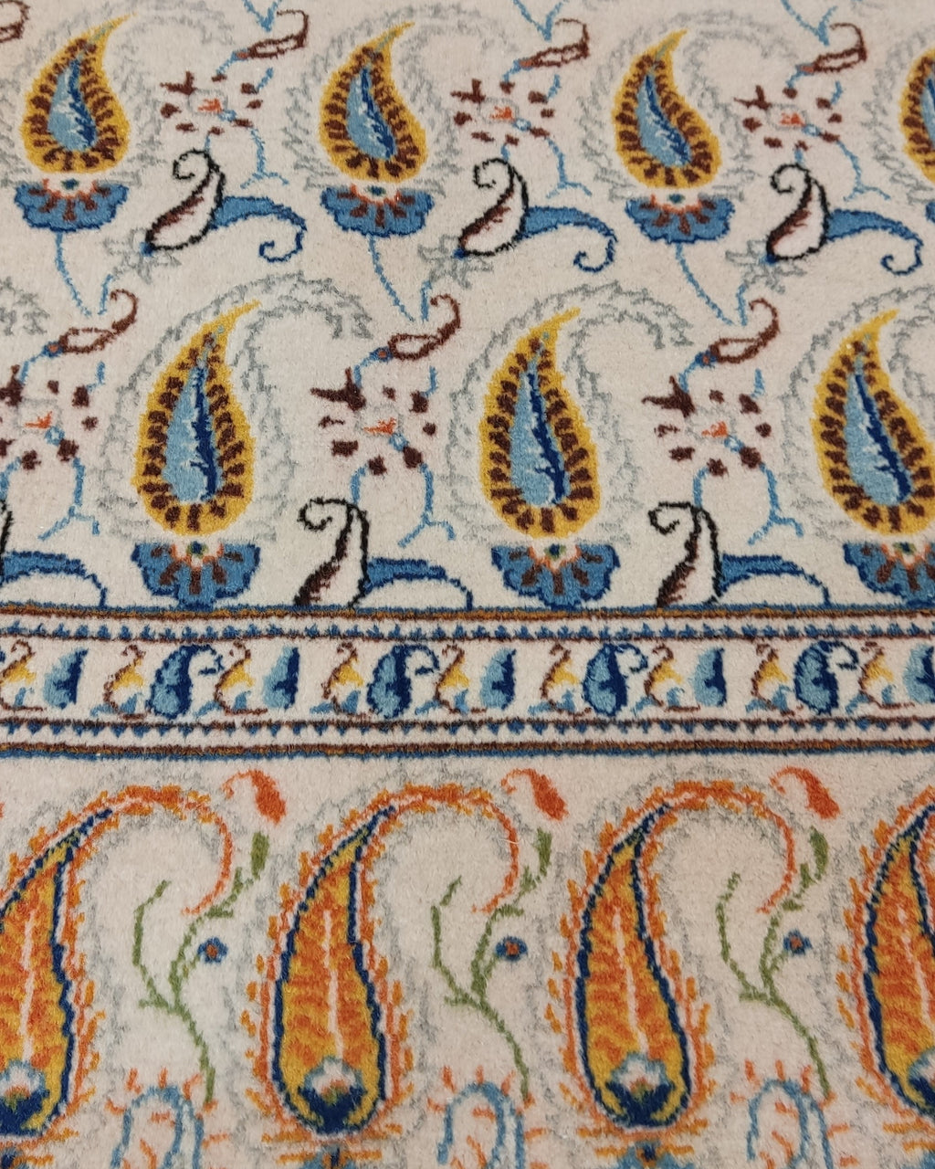Tappeto Kashan persiano annodato a mano con motivo boteh su fondo avorio e dettagli blu e ocra, misura 205x135 cm