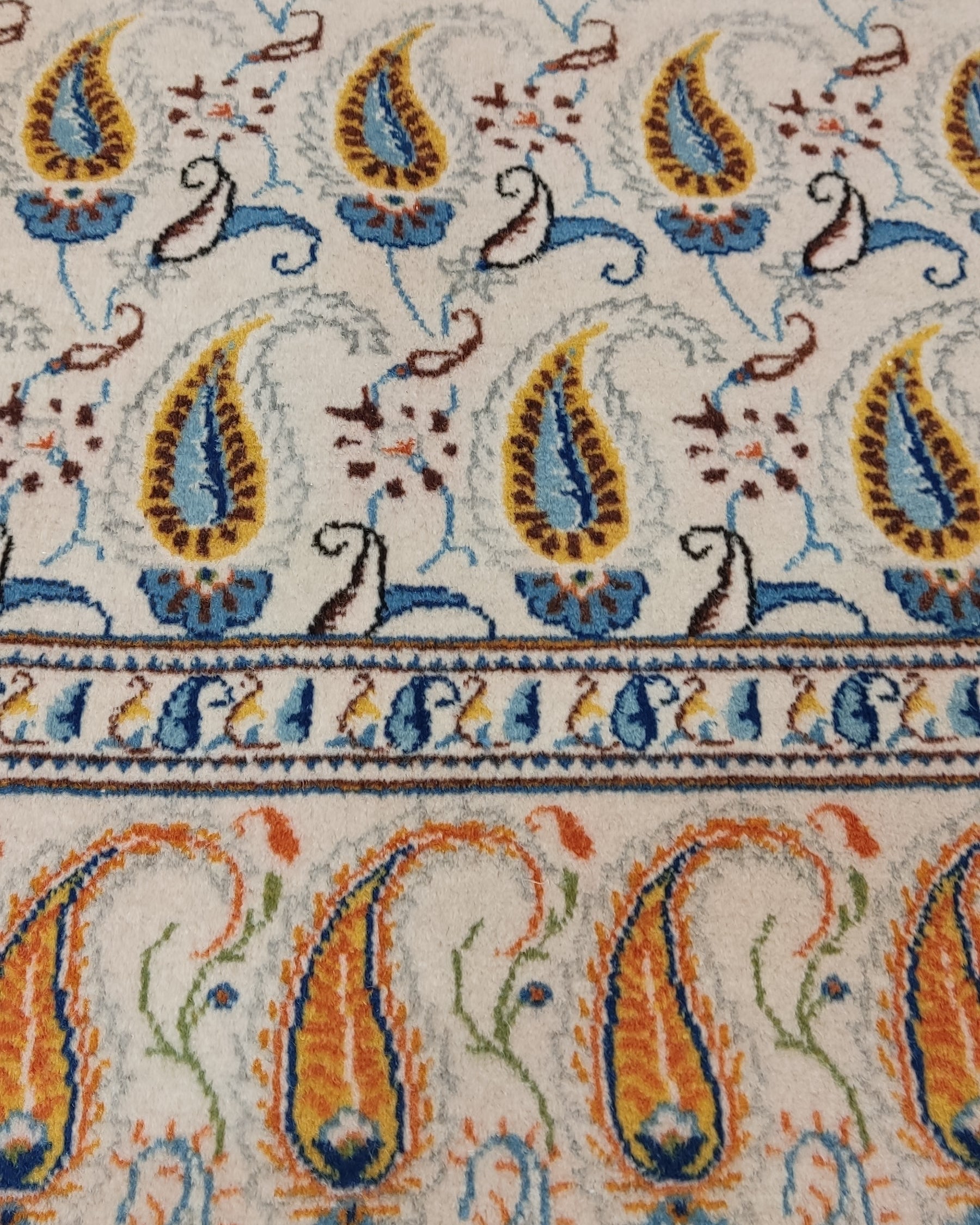 Tappeto Kashan persiano annodato a mano con motivo boteh su fondo avorio e dettagli blu e ocra, misura 205x135 cm