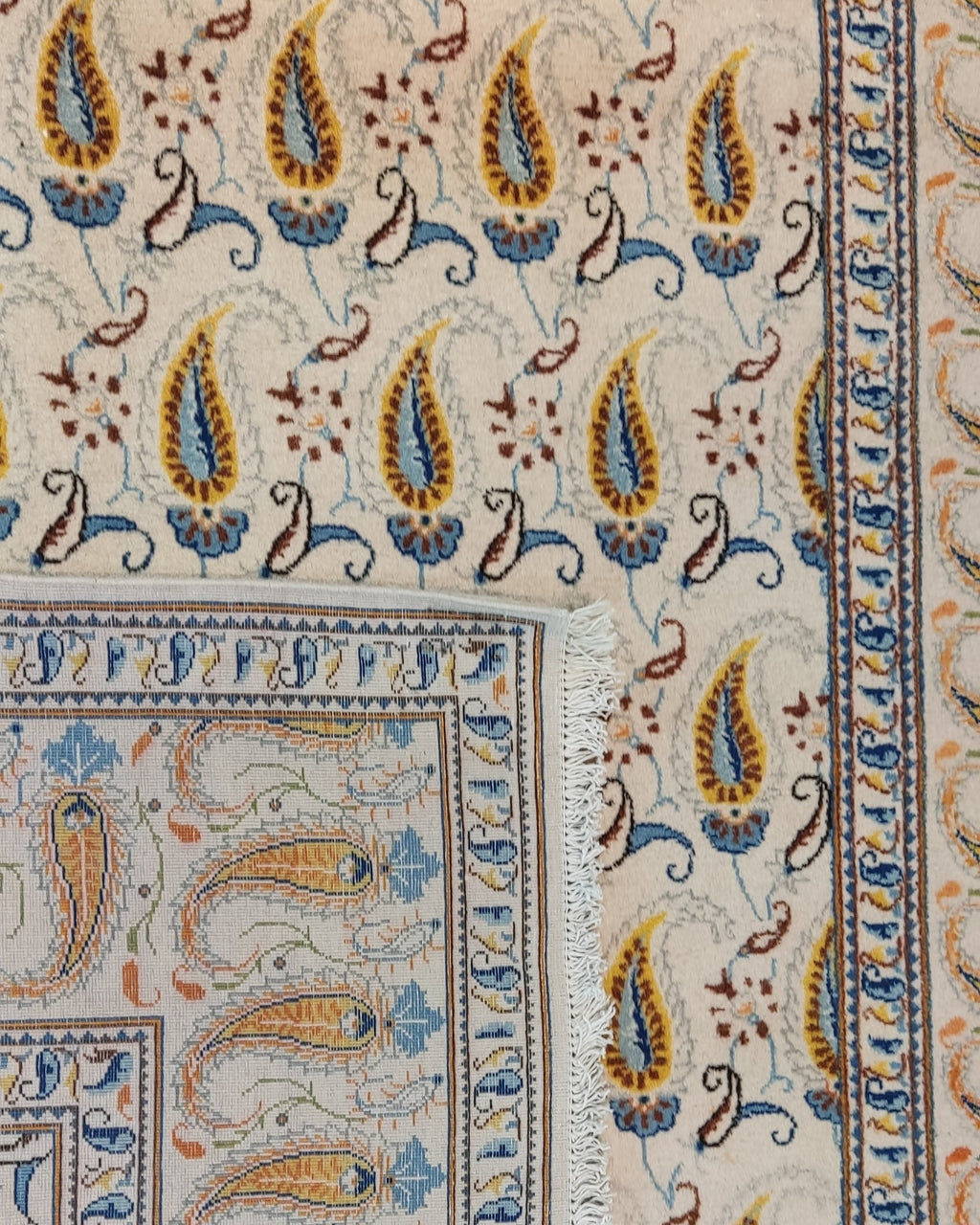 Tappeto Kashan persiano annodato a mano con motivo boteh su fondo avorio e dettagli blu e ocra, misura 205x135 cm