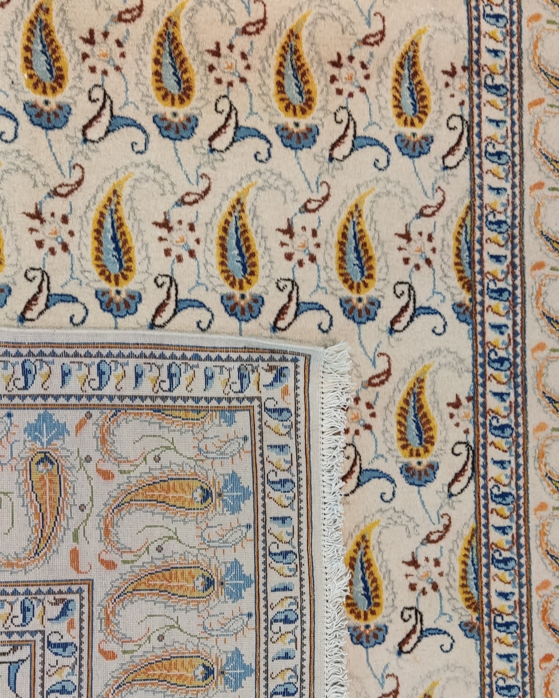 Tappeto Kashan persiano annodato a mano con motivo boteh su fondo avorio e dettagli blu e ocra, misura 205x135 cm