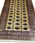 Tappeto Kashmir usato 230x155 cm con disegno geometrico su fondo avorio e motivi blu scuro