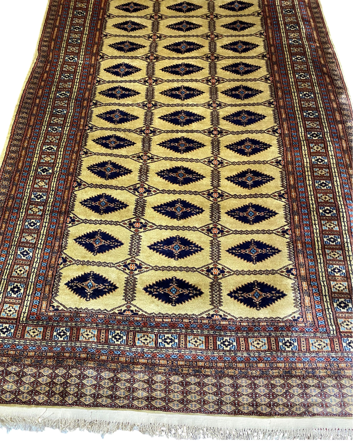 Tappeto Kashmir usato 230x155 cm con disegno geometrico su fondo avorio e motivi blu scuro
