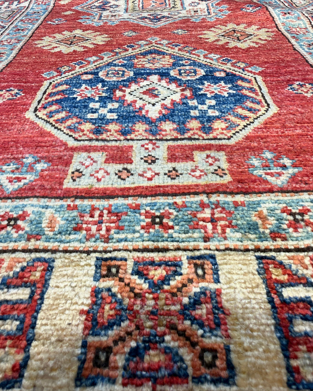 Tappeto Kazak 128x77 cm rosso con medaglioni geometrici