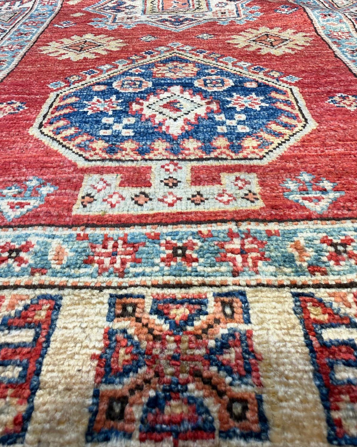 Tappeto Kazak 128x77 cm rosso con medaglioni geometrici