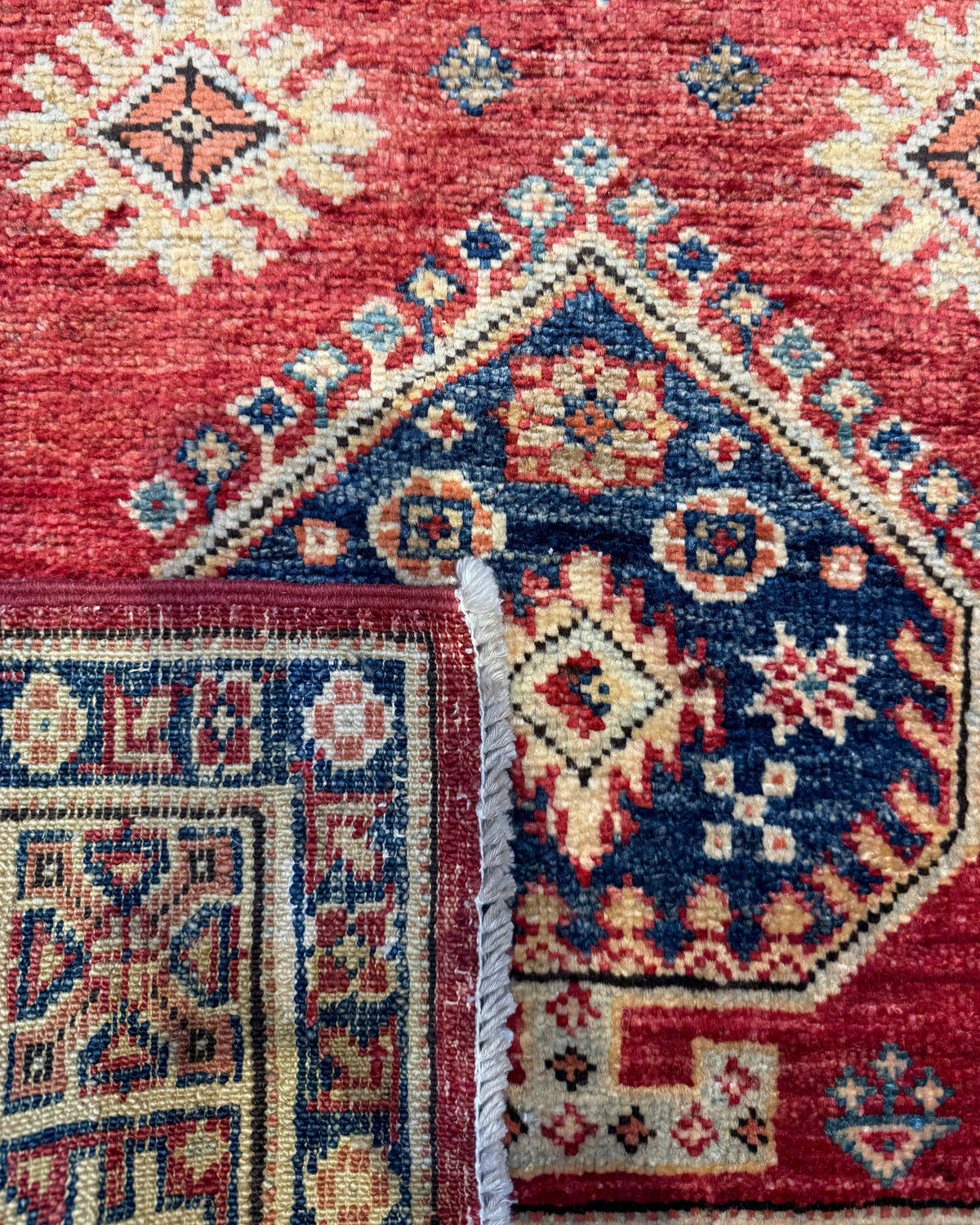 Tappeto Kazak 128x77 cm rosso con medaglioni geometrici