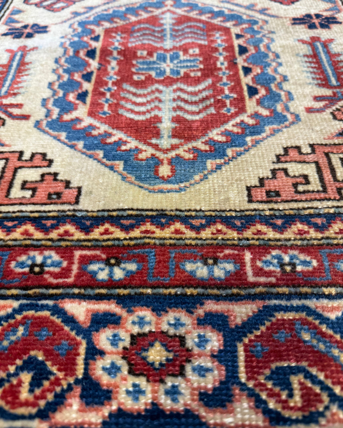 Tappeto Kazak 135x90 cm con medaglioni e motivi geometrici