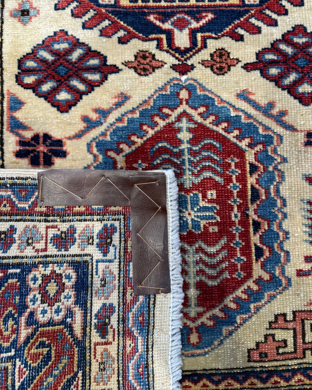 Tappeto Kazak 135x90 cm con medaglioni e motivi geometrici