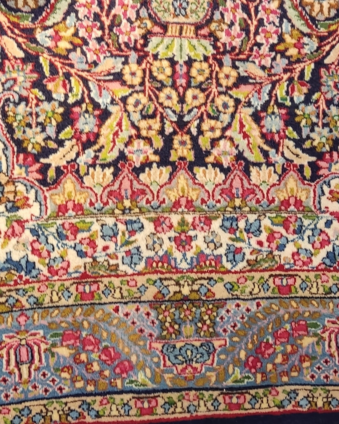Tappeto Kerman persiano annodato a mano con medaglione centrale floreale e bordura azzurra, misura 228x151 cm
