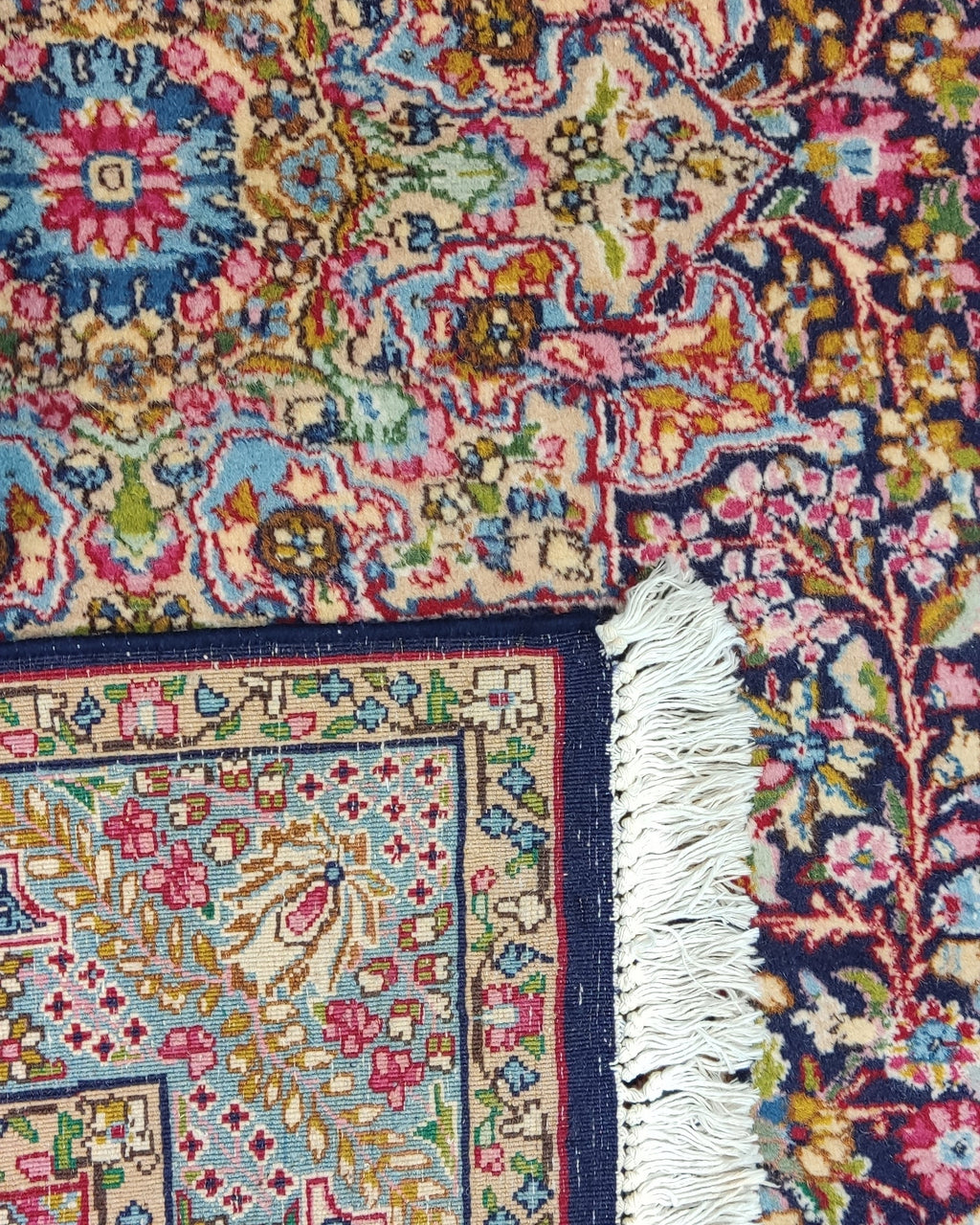 Tappeto Kerman persiano annodato a mano con medaglione centrale floreale e bordura azzurra, misura 228x151 cm