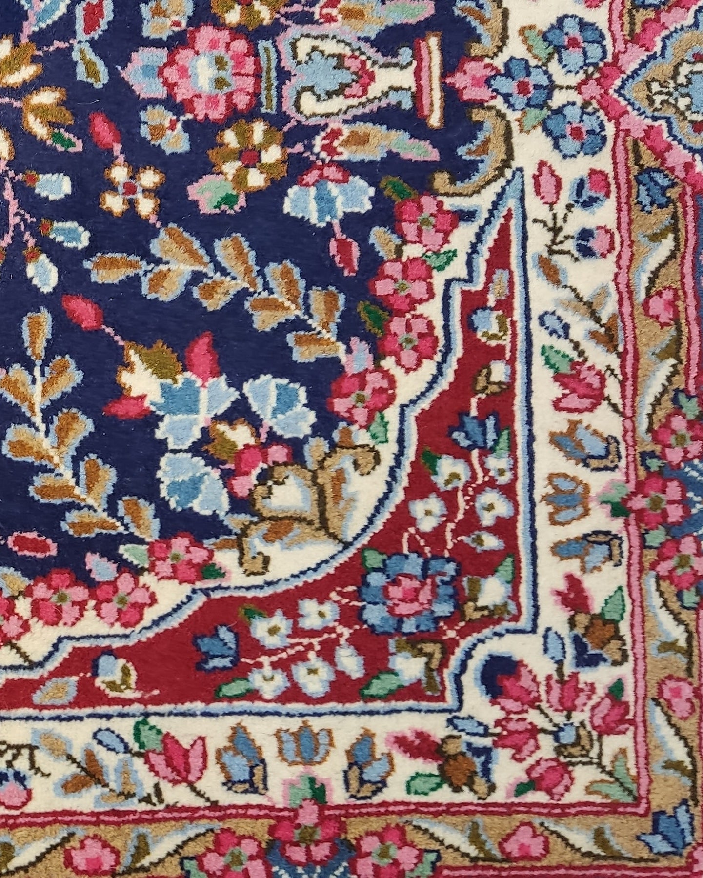 Tappeto Kerman persiano annodato a mano 240x145 cm con medaglione centrale e raffinati motivi floreali su fondo blu notte.