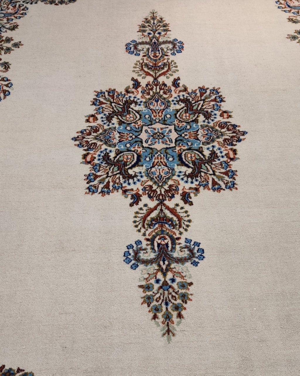 Tappeto persiano Kerman annodato a mano con fondo avorio, medaglione floreale centrale e bordura decorata, misura 244x150 cm