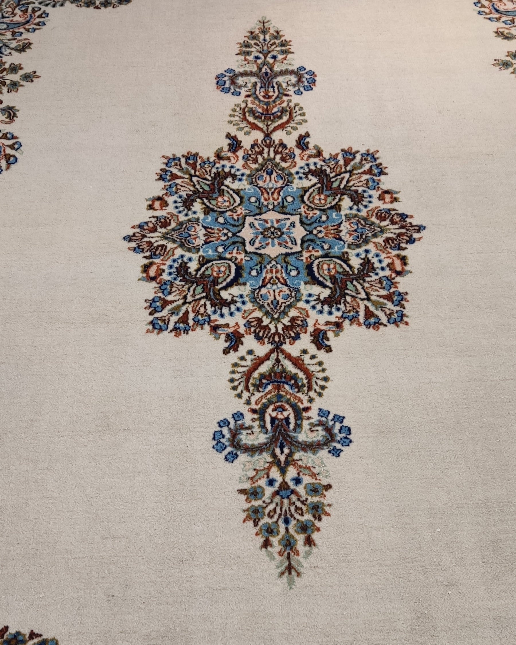 Tappeto persiano Kerman annodato a mano con fondo avorio, medaglione floreale centrale e bordura decorata, misura 244x150 cm