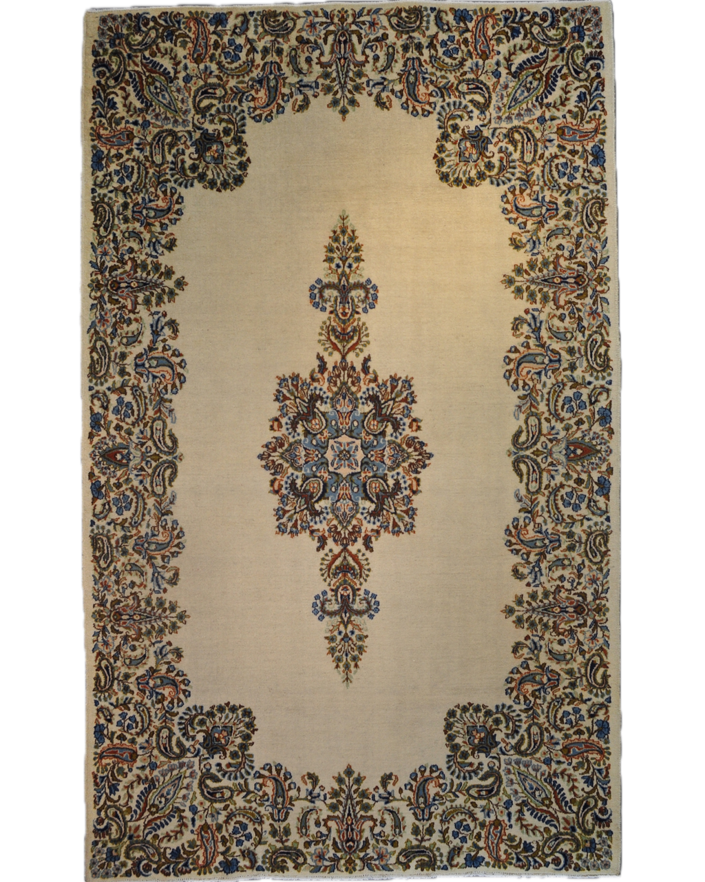 Tappeto persiano Kerman annodato a mano con fondo avorio, medaglione floreale centrale e bordura decorata, misura 244x150 cm