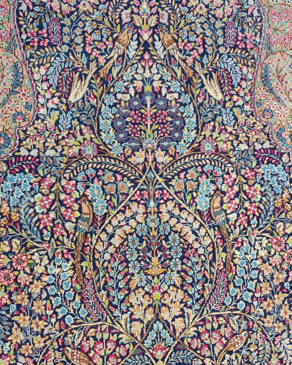 Tappeto Kerman annodato a mano con raffinato disegno floreale e motivi naturalistici nei toni del blu e avorio, misura 245x150 cm
