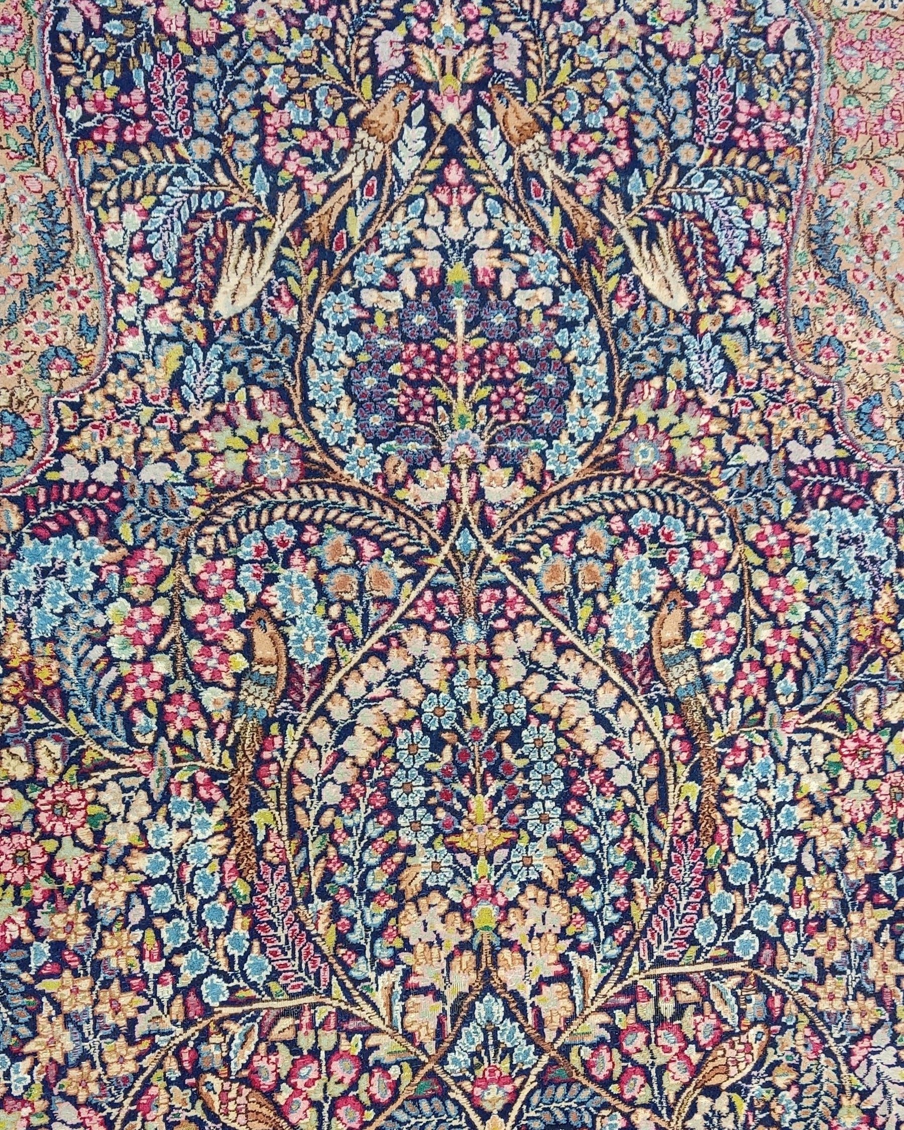 Tappeto Kerman annodato a mano con raffinato disegno floreale e motivi naturalistici nei toni del blu e avorio, misura 245x150 cm