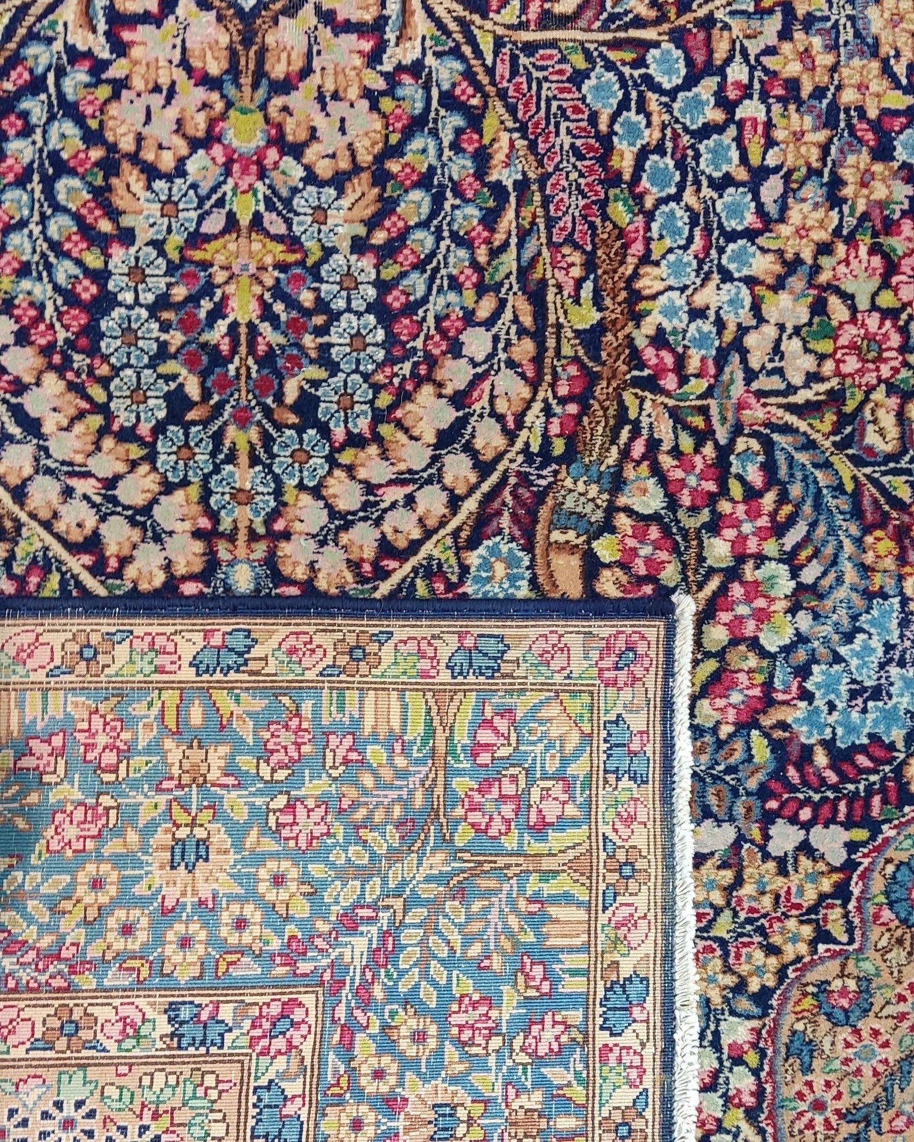 Tappeto Kerman annodato a mano con raffinato disegno floreale e motivi naturalistici nei toni del blu e avorio, misura 245x150 cm