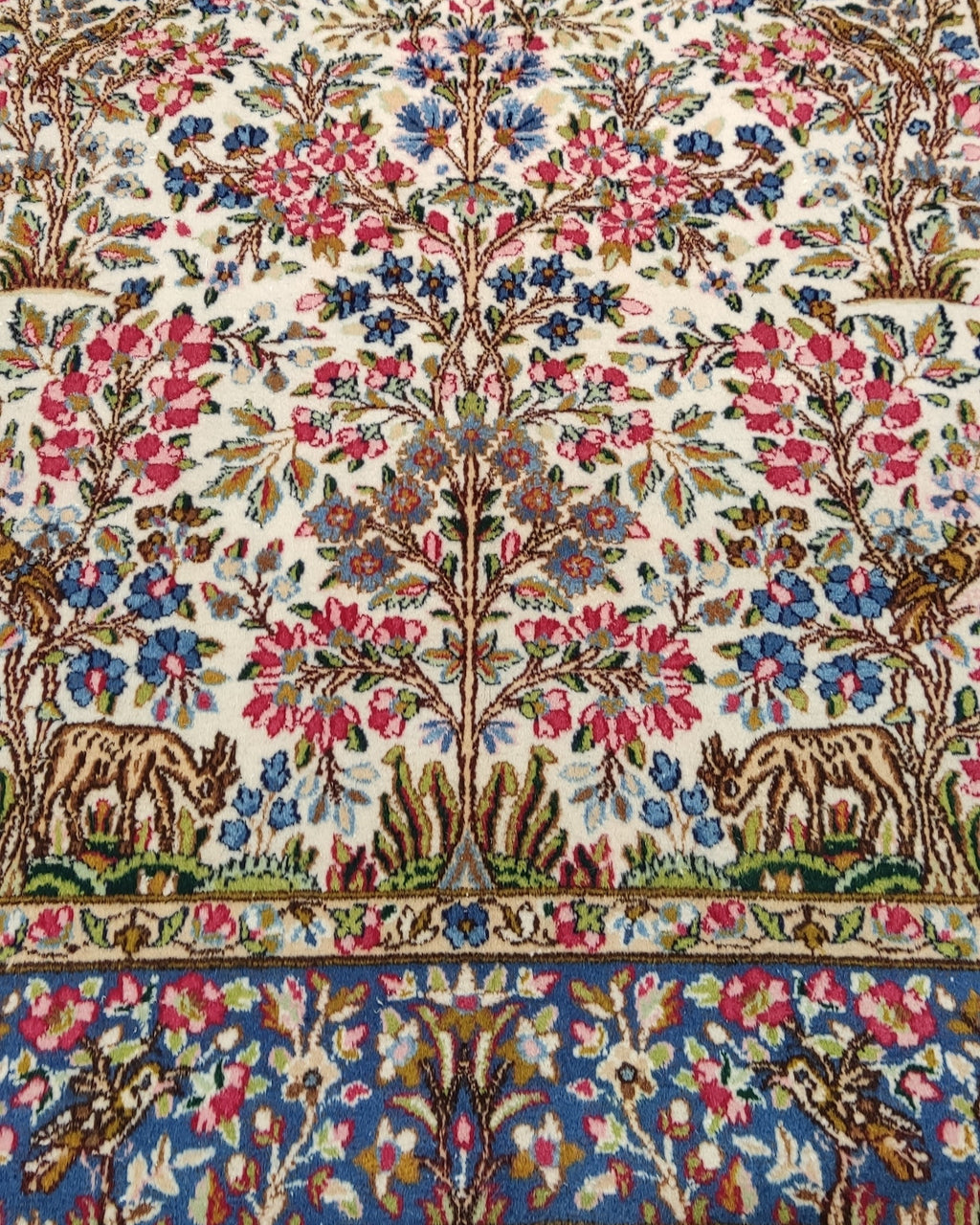 Tappeto persiano Kerman annodato a mano con albero della vita e ricchi motivi floreali nei toni dell'avorio, blu e rosa, misura 245x150 cm