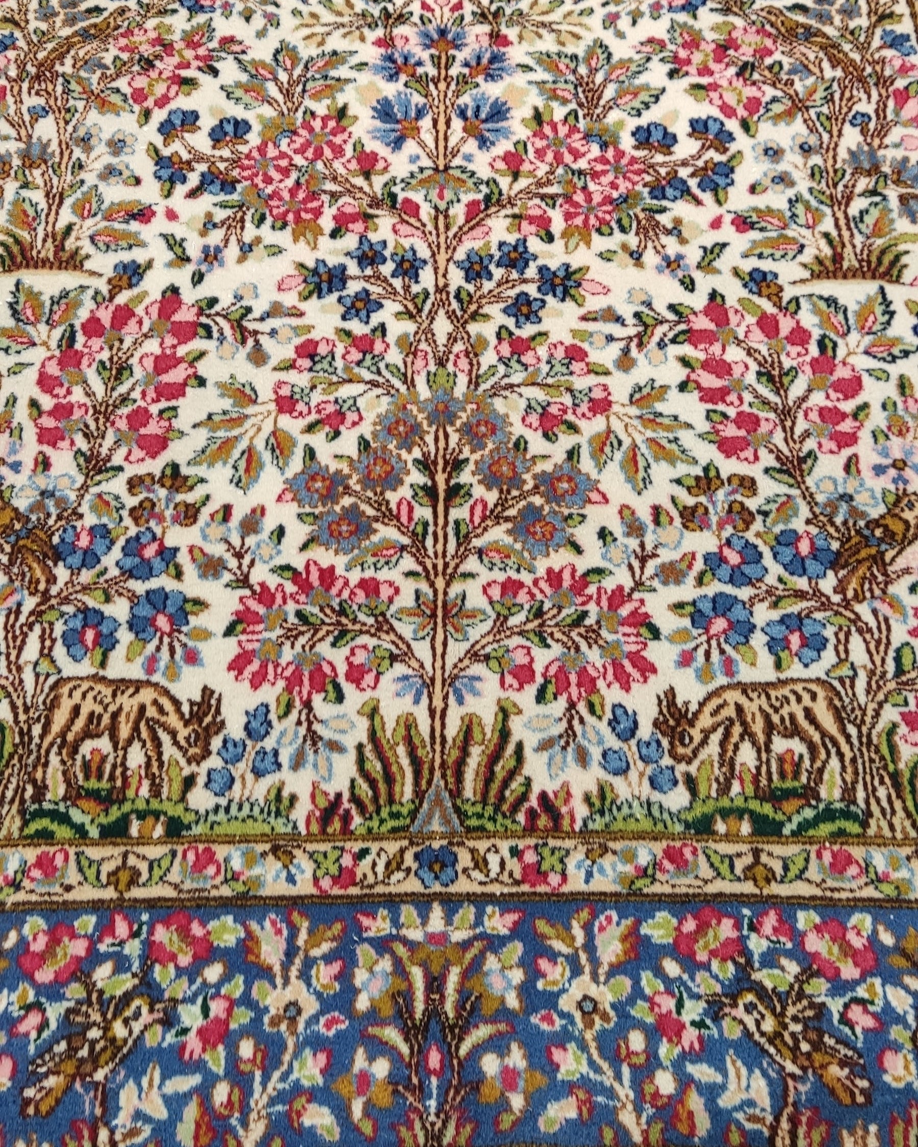 Tappeto persiano Kerman annodato a mano con albero della vita e ricchi motivi floreali nei toni dell'avorio, blu e rosa, misura 245x150 cm