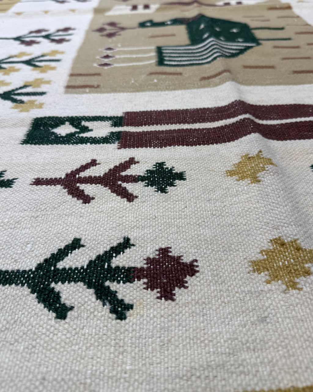 Dettaglio del tappeto Kilim 195x137 cm con motivi geometrici
