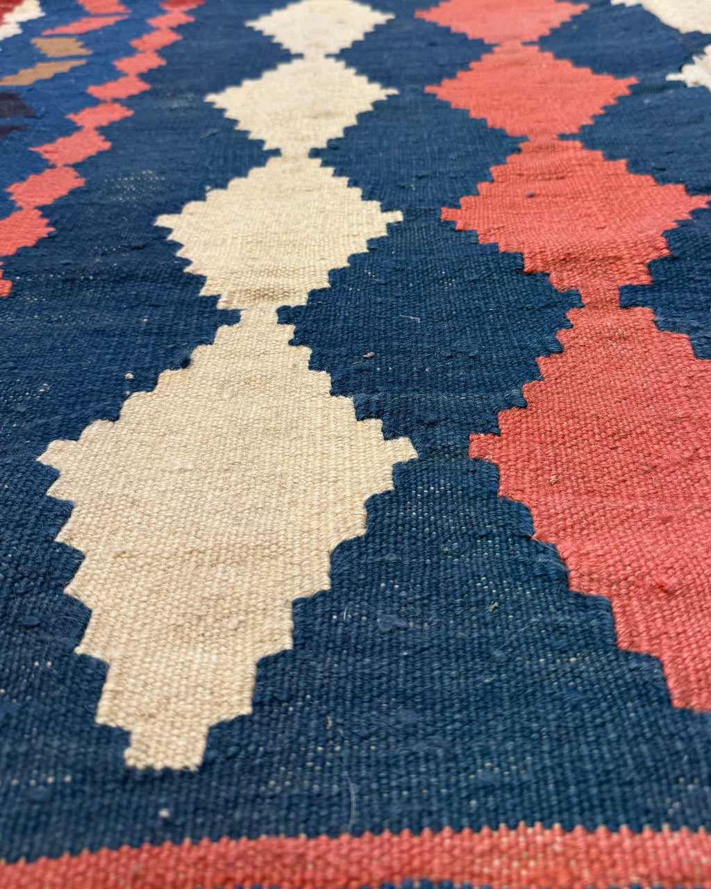 Dettaglio del tappeto Kilim Persiano 223x150 cm con motivi geometrici