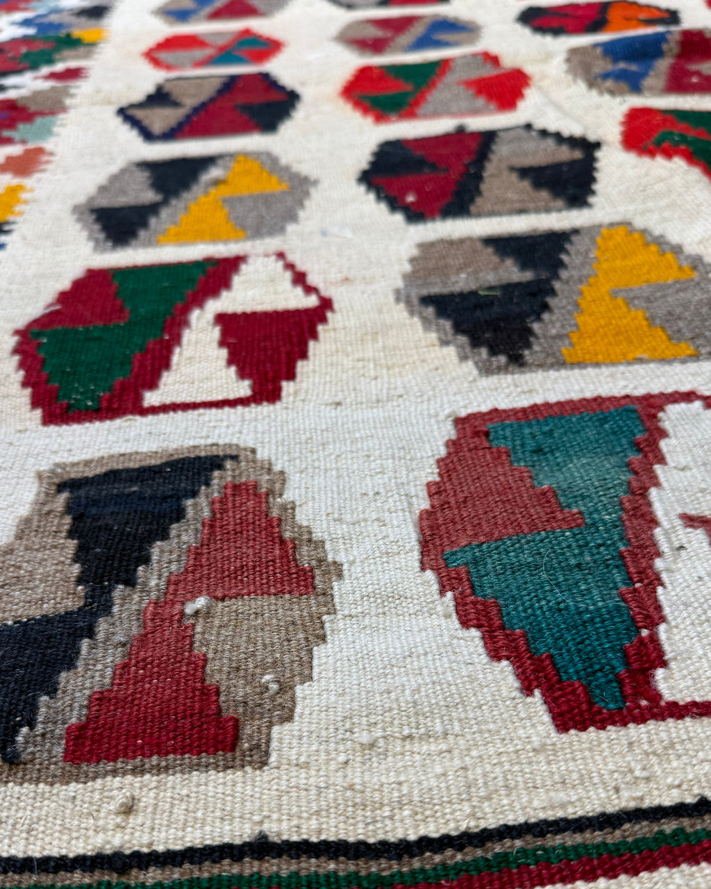Dettaglio del tappeto Kilim Persiano 142x103 cm con motivi geometrici