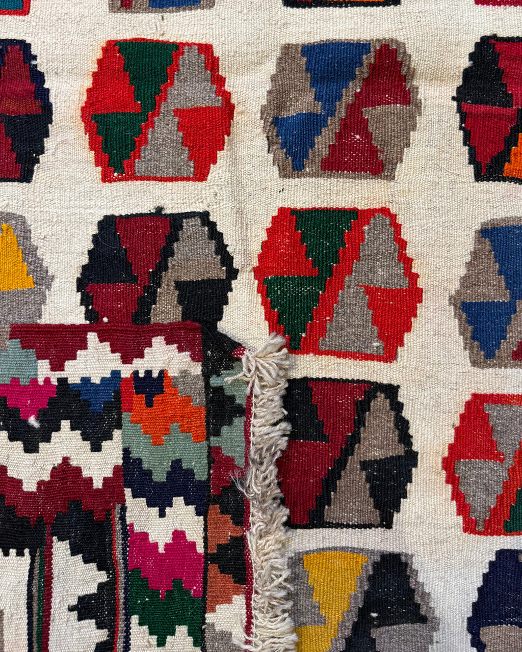 Dettaglio del retro del tappeto Kilim Persiano 142x103 cm
