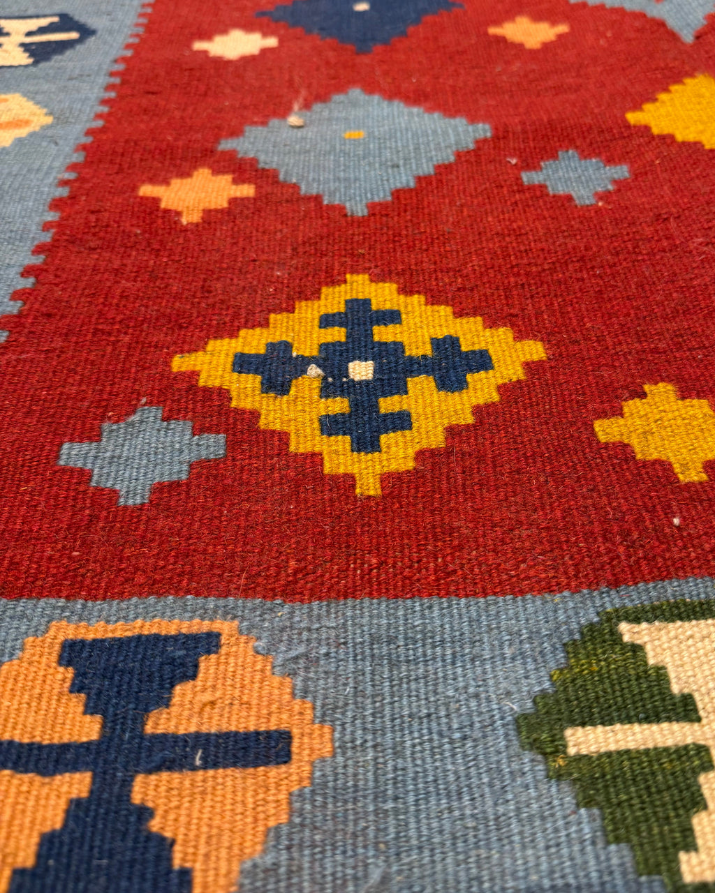 Dettaglio del tappeto Kilim Persiano 180x113 cm con motivi geometrici