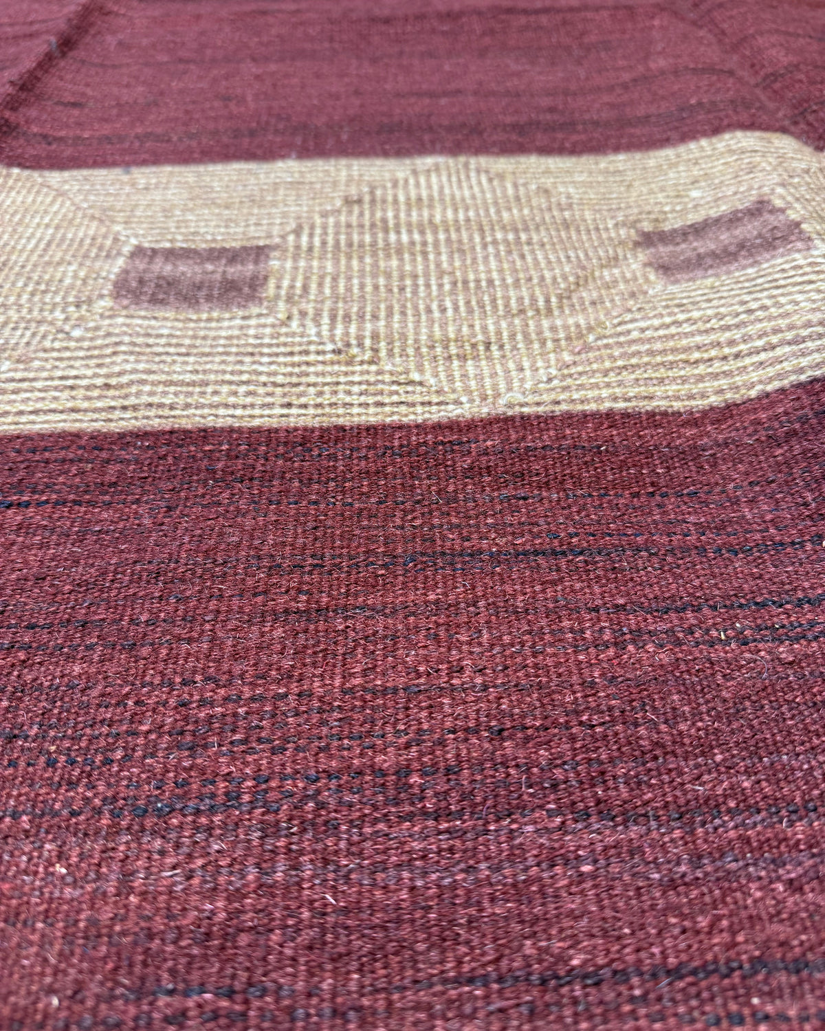 Dettaglio del tappeto Kilim 230x170 cm e della tessitura rosso-bruna