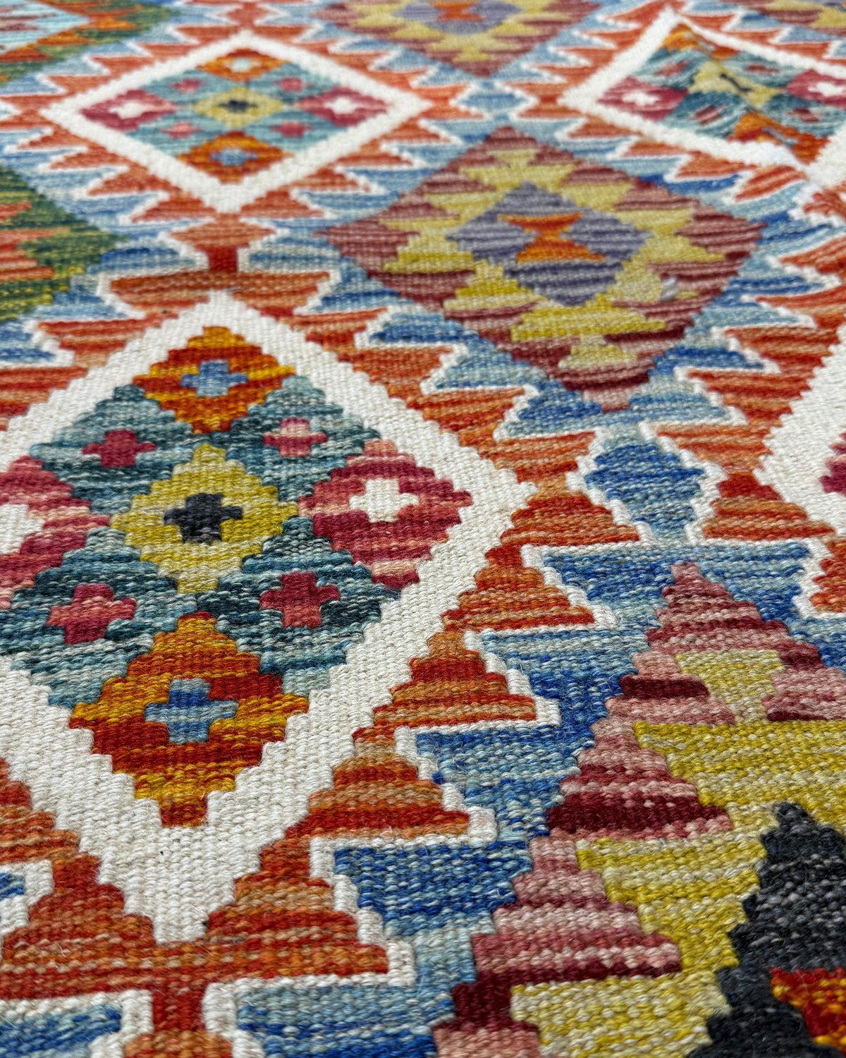 Dettaglio del tappeto Kilim 174x127 cm con motivi geometrici