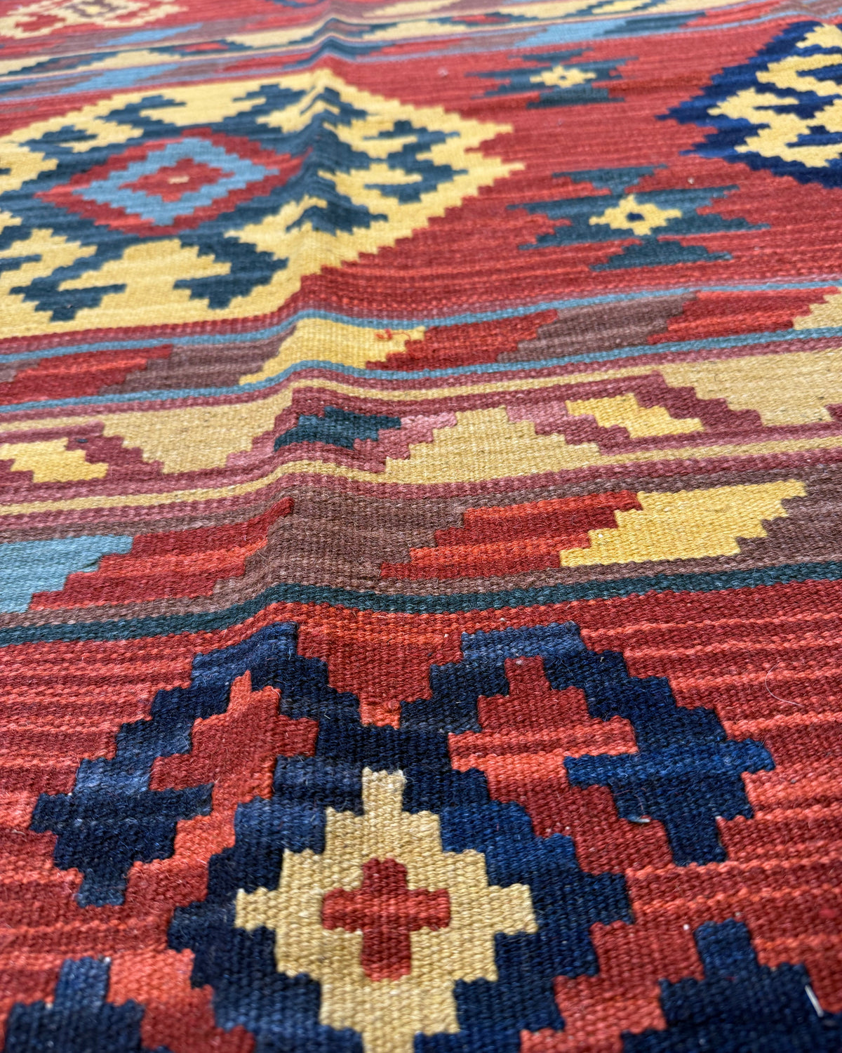 Dettaglio del tappeto Kilim 240x170 cm con motivi geometrici