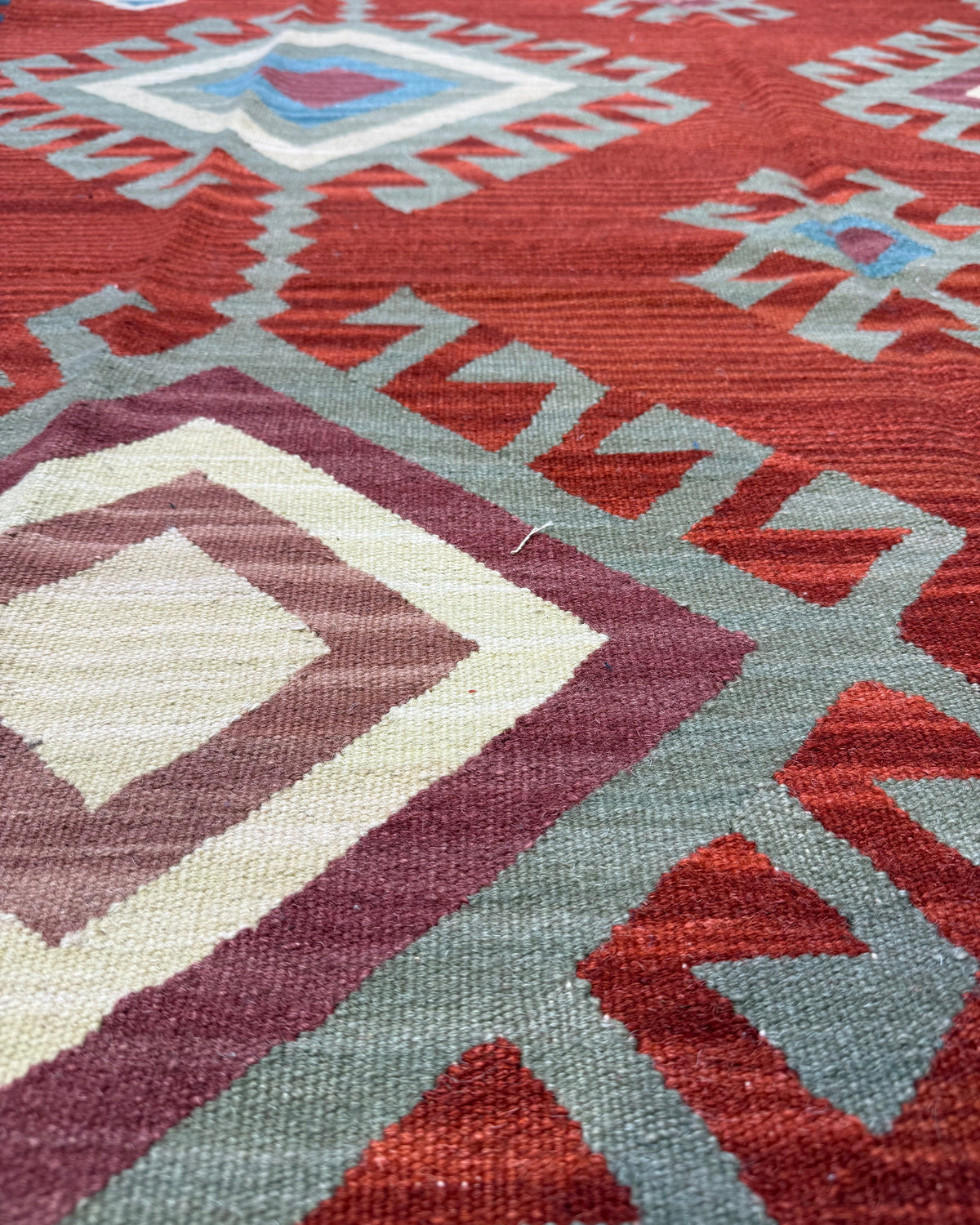 Dettaglio del tappeto Kilim 220x160 cm con motivi geometrici