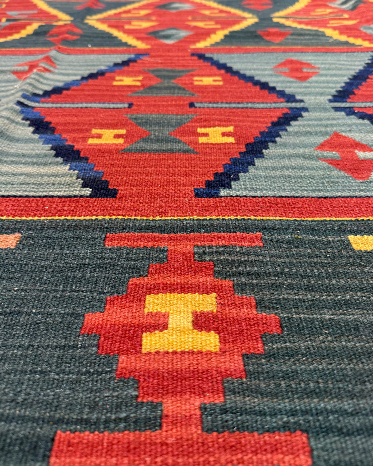 Dettaglio del tappeto Kilim rosso geometrico 215x215 cm