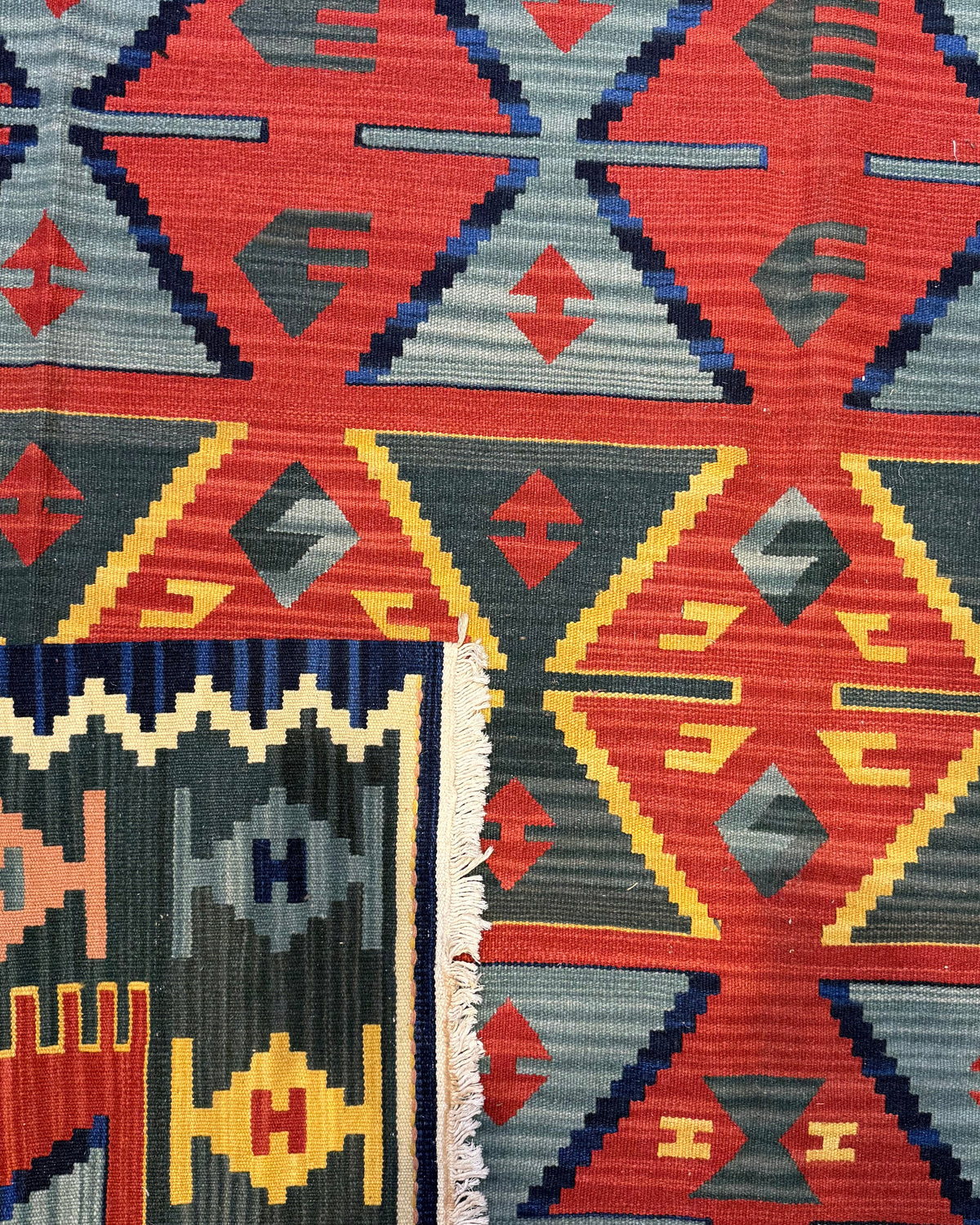 Dettaglio del retro del tappeto Kilim rosso geometrico 215x215 cm
