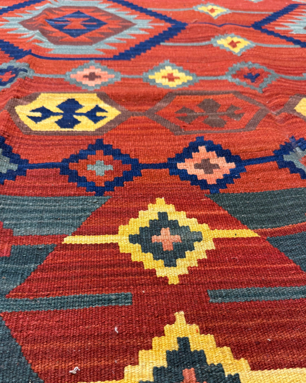 Dettaglio del tappeto Kilim 220x160 cm con motivi geometrici