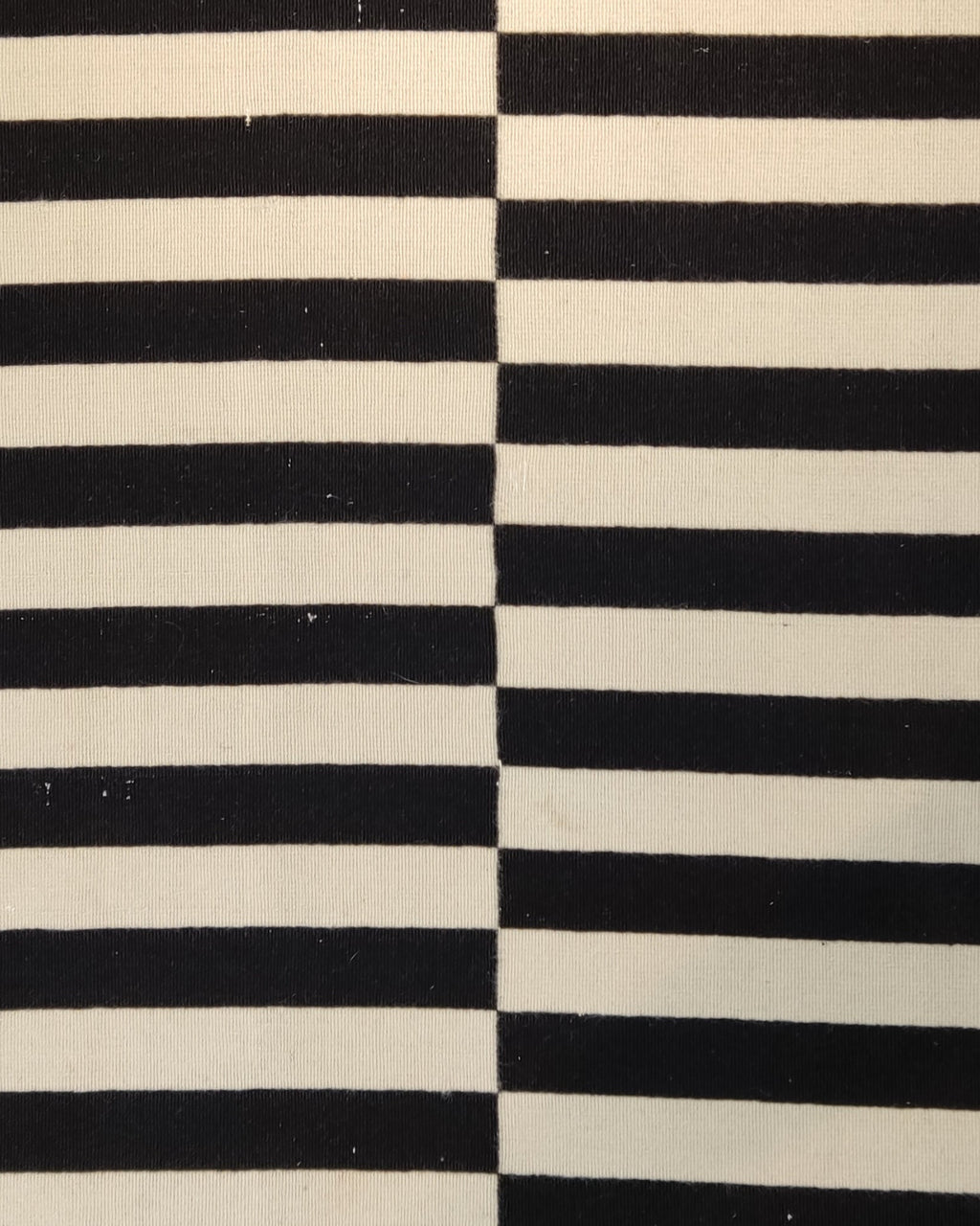 Tappeto Kilim con design geometrico a righe nere e avorio, misura 237x168 cm