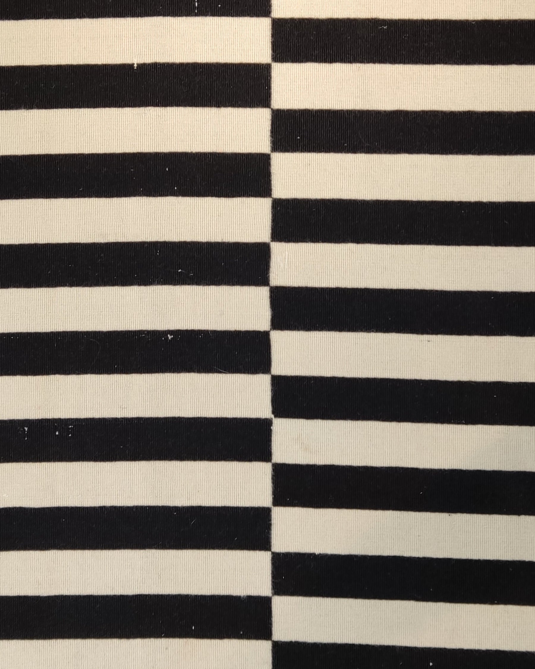 Tappeto Kilim con design geometrico a righe nere e avorio, misura 237x168 cm