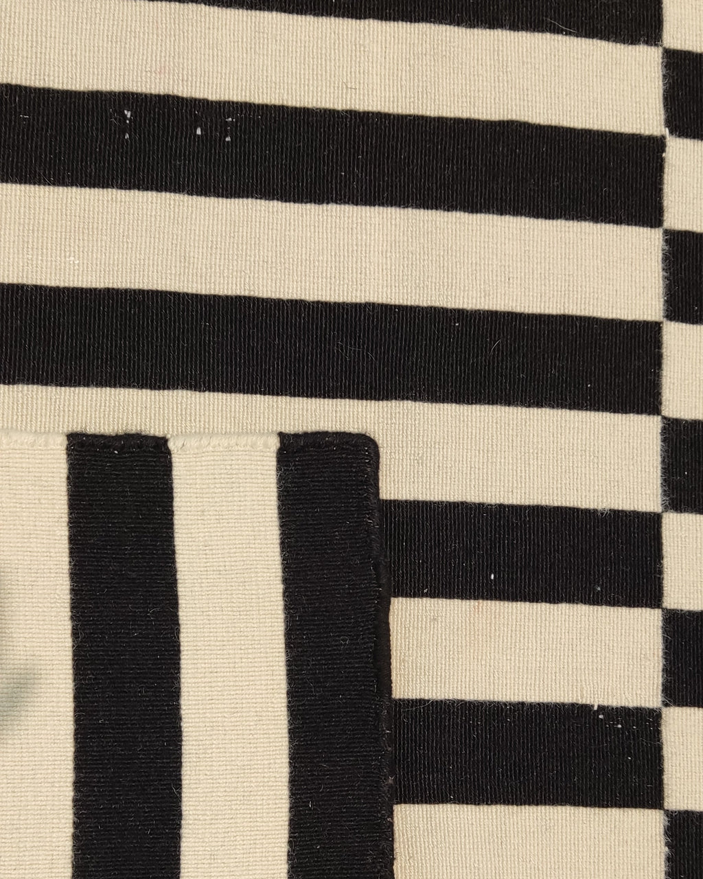 Tappeto Kilim con design geometrico a righe nere e avorio, misura 237x168 cm