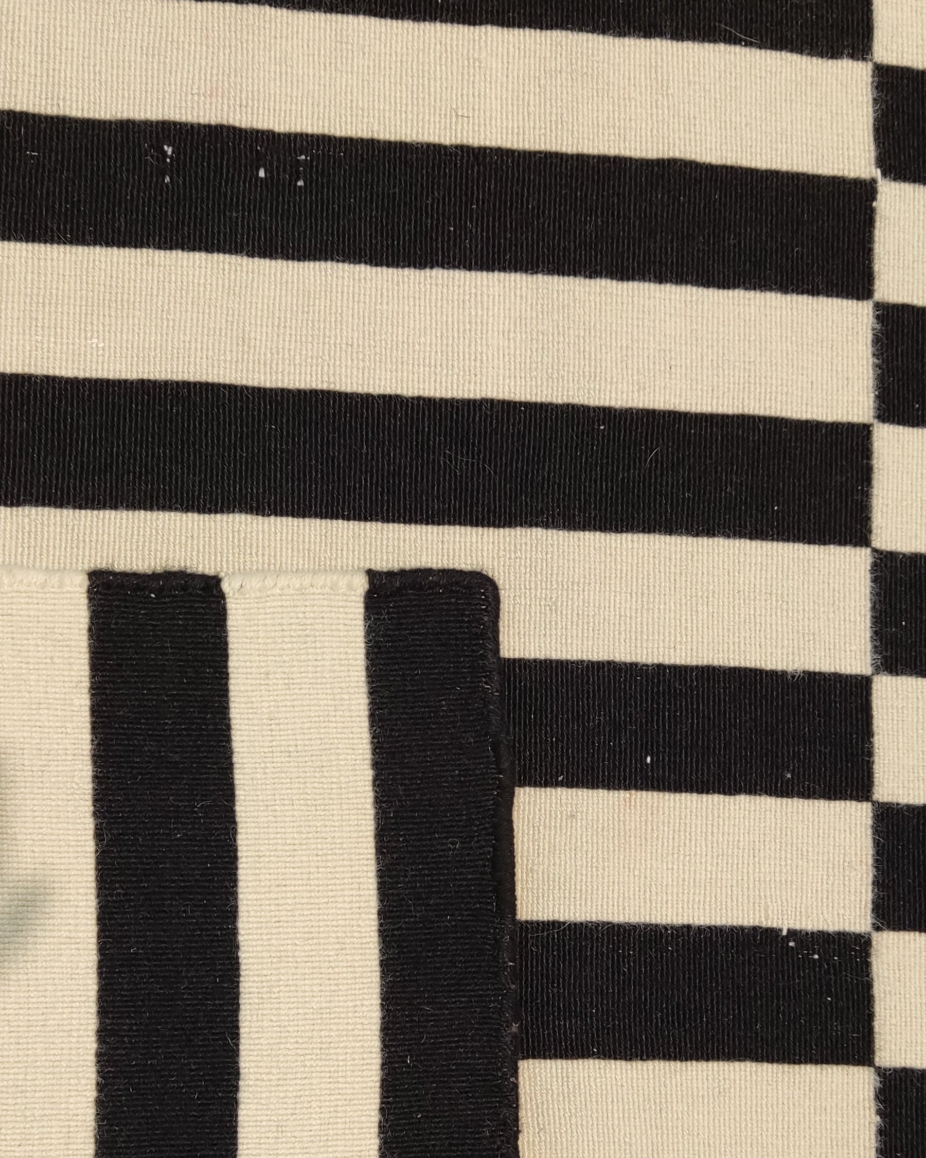 Tappeto Kilim con design geometrico a righe nere e avorio, misura 237x168 cm